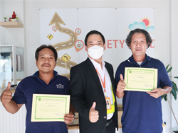 มอบประกาศนียบัตรให้กับผู้ที่ผ่านการฝึกอบรม