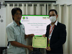 มอบประกาศนียบัตรให้กับผู้ที่ผ่านการฝึกอบรม