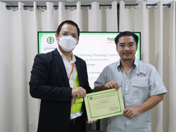 มอบประกาศนียบัตรให้กับผู้ที่ผ่านการฝึกอบรม