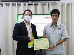 มอบประกาศนียบัตรให้กับผู้ที่ผ่านการฝึกอบรม
