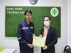 มอบประกาศนียบัตรให้กับผู้ที่ผ่านการฝึกอบรม