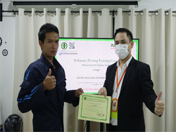 มอบประกาศนียบัตรให้กับผู้ที่ผ่านการฝึกอบรม