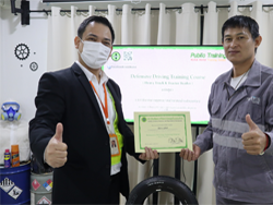 มอบประกาศนียบัตรให้กับผู้ที่ผ่านการฝึกอบรม