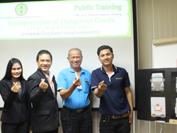 ถ่ายภาพร่วมกันเป็นที่ระลึก