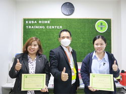 มอบประกาศนียบัตรให้กับผู้ที่ผ่านการฝึกอบรม