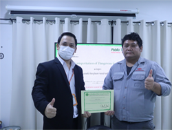 มอบประกาศนียบัตรให้กับผู้ที่ผ่านการฝึกอบรม