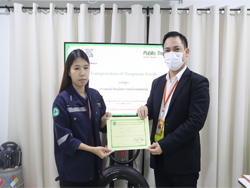 มอบประกาศนียบัตรให้กับผู้ที่ผ่านการฝึกอบรม