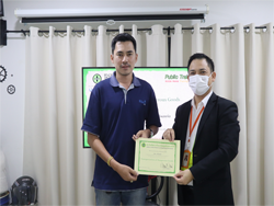 มอบประกาศนียบัตรให้กับผู้ที่ผ่านการฝึกอบรม