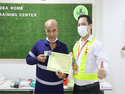 มอบประกาศนียบัตรให้กับผู้ที่ผ่านการฝึกอบรม		