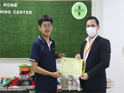 มอบประกาศนียบัตรให้กับผู้ที่ผ่านการฝึกอบรม		