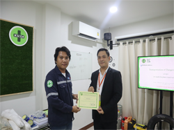 มอบประกาศนียบัตรให้กับผู้ที่ผ่านการฝึกอบรม