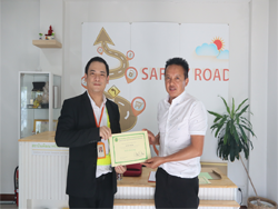 มอบประกาศนียบัตรให้กับผู้ที่ผ่านการฝึกอบรม		