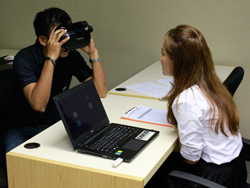 ตรวจประเมินการมองเห็นในภาวะแสงสลัวด้วยเครื่อง VR Vision Screening