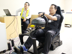 ฝึกทักษะการขับรถ และทดสอบปฏิกิริยาการตอบสนองในสถานการณ์ฉุกเฉิน Reaction Time Test ด้วยเครื่อง Driving Simulator