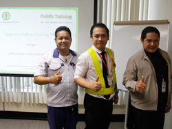 ถ่ายภาพร่วมกันเป็นที่ระลึก