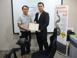 มอบประกาศนียบัตรให้กับผู้ที่ผ่านการฝึกอบรม Defensive Driving Certificate