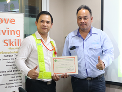 มอบประกาศนียบยัตรให้กับผู้ที่ผ่านการฝึกอบรม