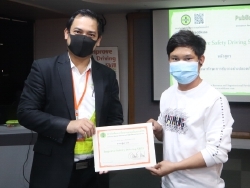 มอบประกาศนียบยัตรให้กับผู้ที่ผ่านการฝึกอบรม
