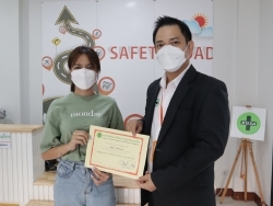 มอบประกาศนียบัตรให้กับผู้ที่ผ่านการฝึกอบรม		