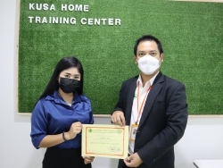 มอบประกาศนียบัตรให้กับผู้ที่ผ่านการฝึกอบรม		