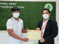 มอบประกาศนียบัตรให้กับผู้ที่ผ่านการฝึกอบรม		