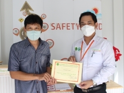 มอบประกาศนียบัตรให้กับผู้ที่ผ่านการฝึกอบรม
