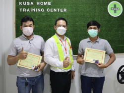 มอบประกาศนียบัตรให้กับผู้ที่ผ่านการฝึกอบรม