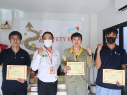มอบประกาศนียบัตรให้กับผู้ที่ผ่านการฝึกอบรม