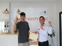มอบประกาศนียบัตรให้กับผู้ที่ผ่านการฝึกอบรม