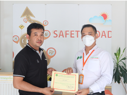มอบประกาศนียบัตรให้กับผู้ที่ผ่านการฝึกอบรม