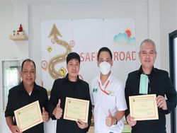มอบประกาศนียบัตรให้กับผู้ที่ผ่านการฝึกอบรม