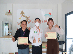 มอบประกาศนียบัตรให้กับผู้ที่ผ่านการฝึกอบรม