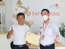 มอบประกาศนียบัตรให้กับผู้ที่ผ่านการฝึกอบรม