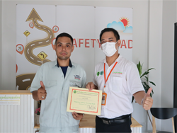มอบประกาศนียบัตรให้กับผู้ที่ผ่านการฝึกอบรม