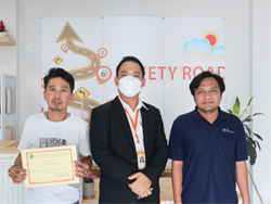 มอบประกาศนียบัตรให้กับผู้ที่ผ่านการฝึกอบรม