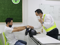 ฝึกและทดสอบทักษะการหมุนพวงมาลัยแบบดึง - ดัน