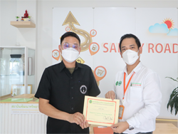 มอบประกาศนียบัตรให้กับผู้ที่ผ่านการฝึกอบรม