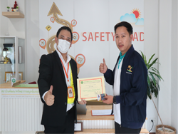 มอบประกาศนียบัตรให้กับผู้ที่ผ่านการฝึกอบรม