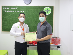 มอบประกาศนียบัตรให้กับผู้ที่ผ่านการฝึกอบรม
