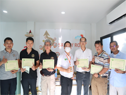 มอบประกาศนียบัตรให้กับผู้ที่ผ่านการฝึกอบรม