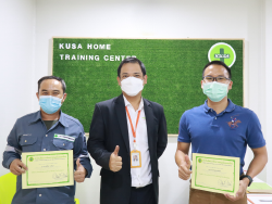 มอบประกาศนียบัตรให้กับผู้ที่ผ่านการฝึกอบรม