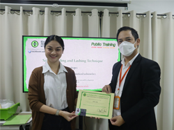 มอบประกาศนียบัตรให้กับผู้ที่ผ่านการฝึกอบรม
