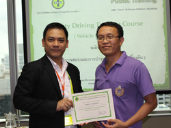 มอบประกาศนียบัตรให้กับผู้ที่ผ่านการฝึกอบรม