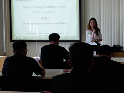 กล่าวต้อนรับ พร้อมแนะนำกิจกรรมฝึกอบรม