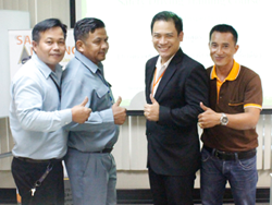 ถ่ายภาพร่วมกันเป็นที่ระลึก