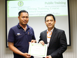 มอบประกาศนียบัตรให้กับผู้ที่ผ่านการฝึกอบรม