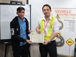 มอบประกาศนียบัตรให้กับผู้ที่ผ่านการฝึกอบรม