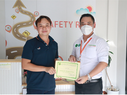มอบประกาศนียบัตรให้กับผู้ที่ผ่านการฝึกอบรม