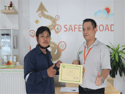 มอบประกาศนียบัตรให้กับผู้ที่ผ่านการฝึกอบรม