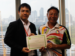 มอบประกาศนียบัตรให้กับผู้ที่ผ่านการฝึกอบรม
